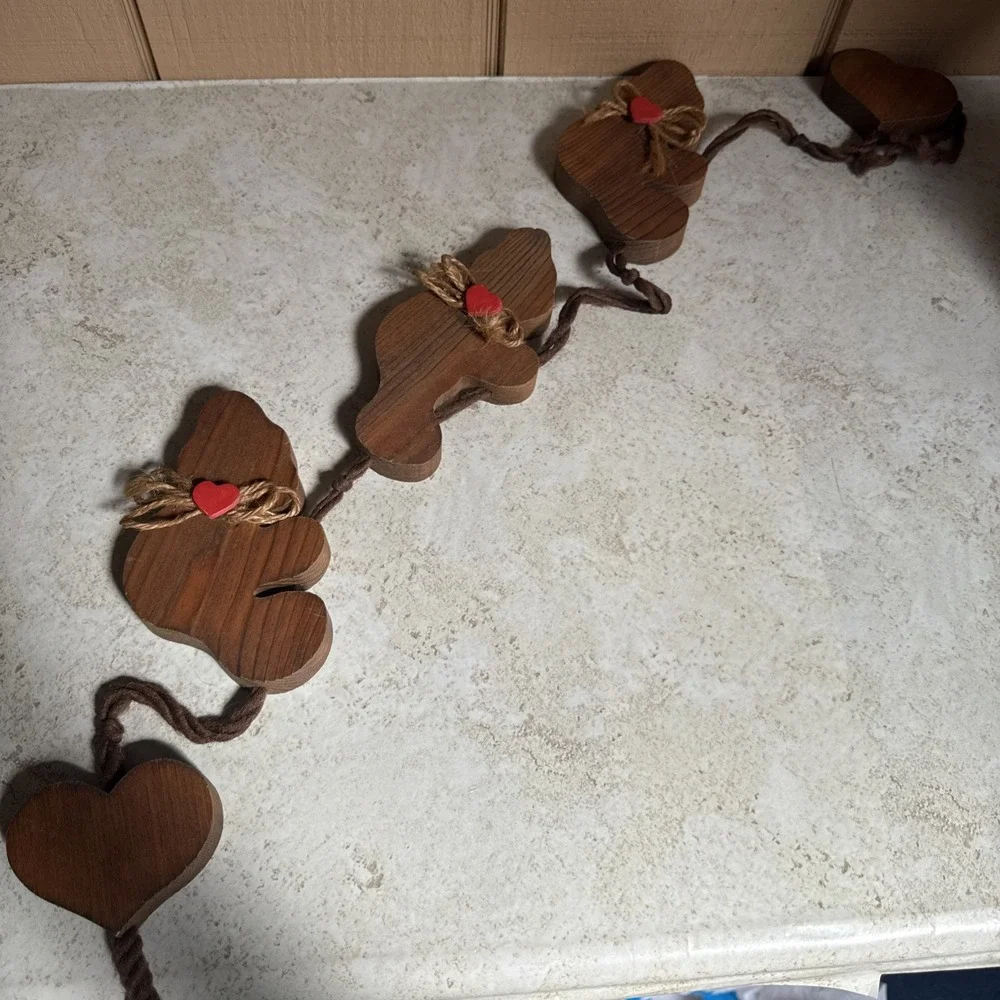 Vintage Wooden Heart And Bear Garland with Twine &‎ Red Accents